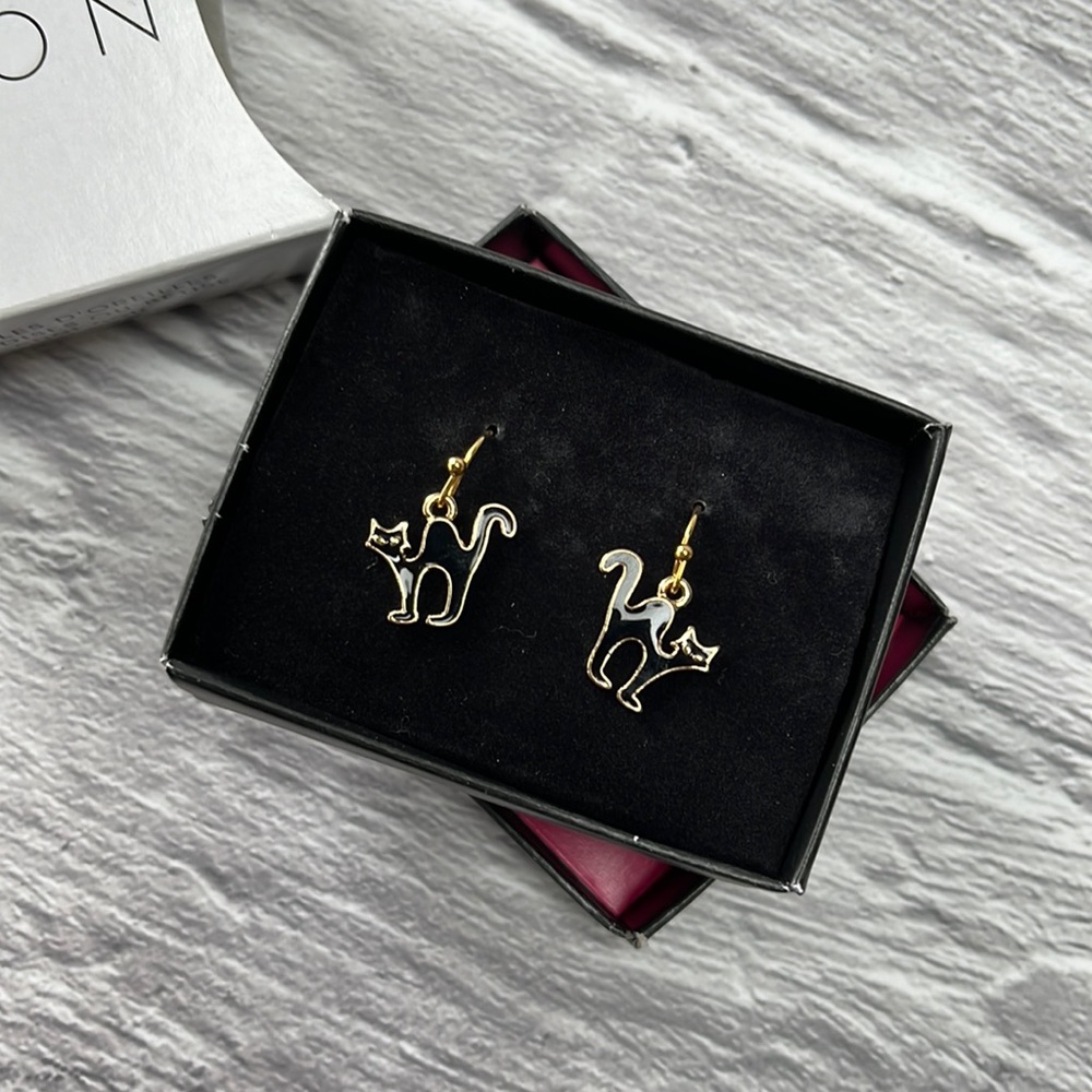 🛍 6 for $35 • NIB Avon Black Cat Trick or Treat Halloween Dangle Earrings